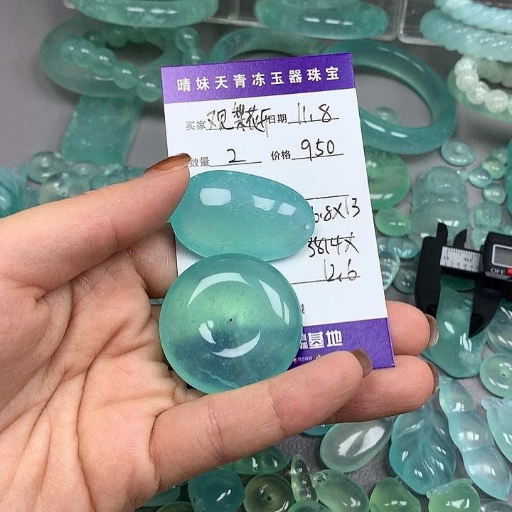 又***开蛇纹石玉未镶嵌颈饰