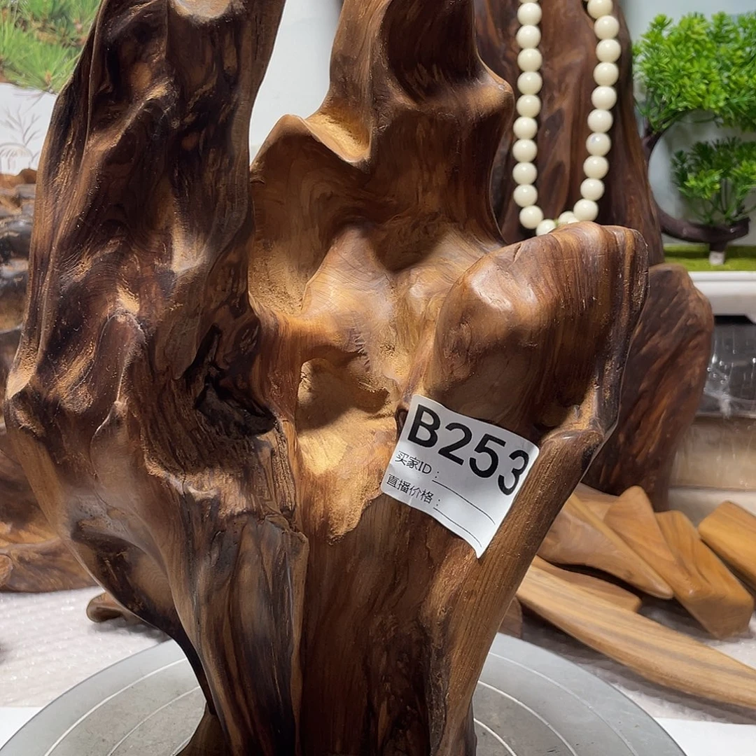 H***》玉土沉香香木摆件