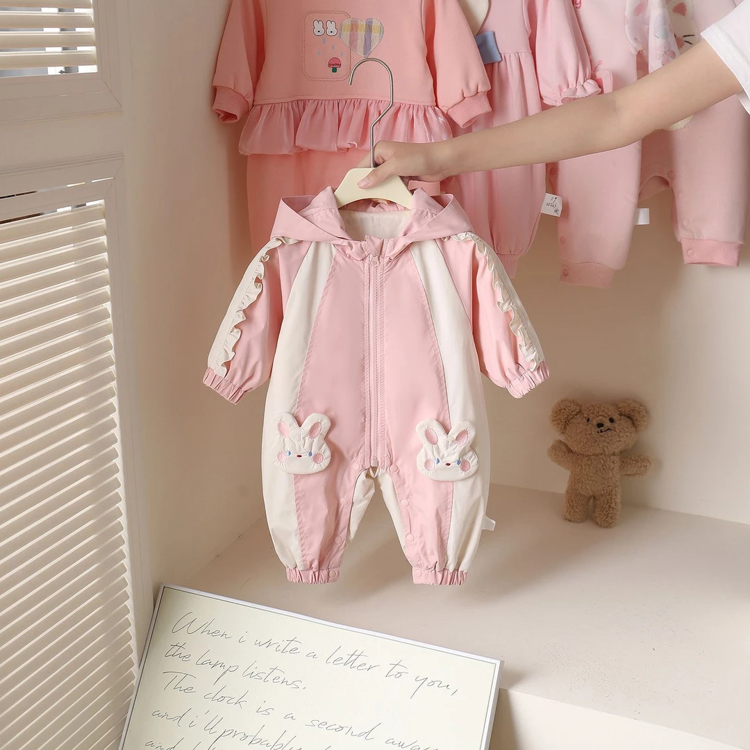 春秋婴儿连体衣冲锋衣女宝宝可爱小兔子连帽外出服秋装新生儿衣服