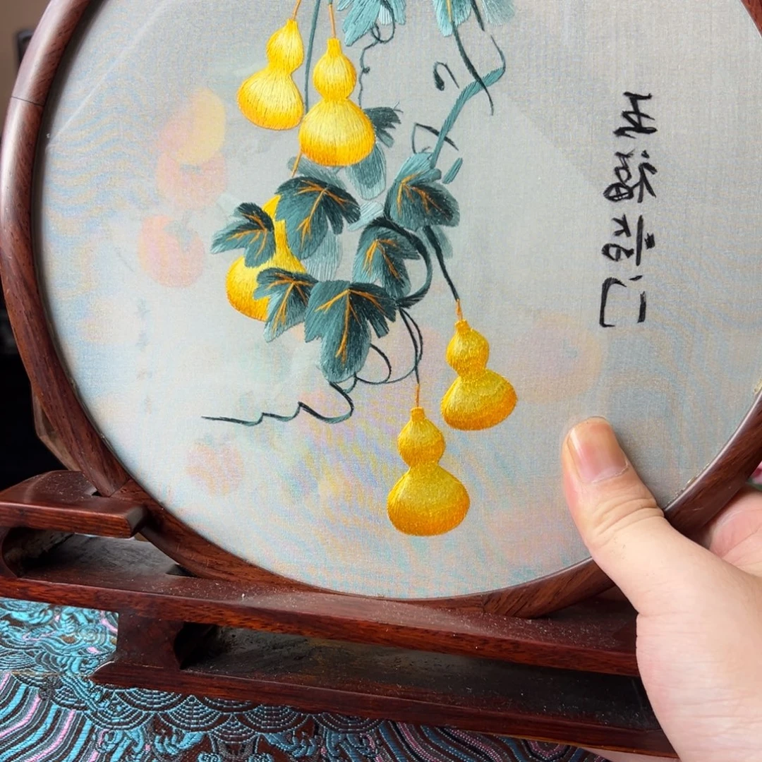 滨***场刺绣纯手工刺绣双面绣实木摆件