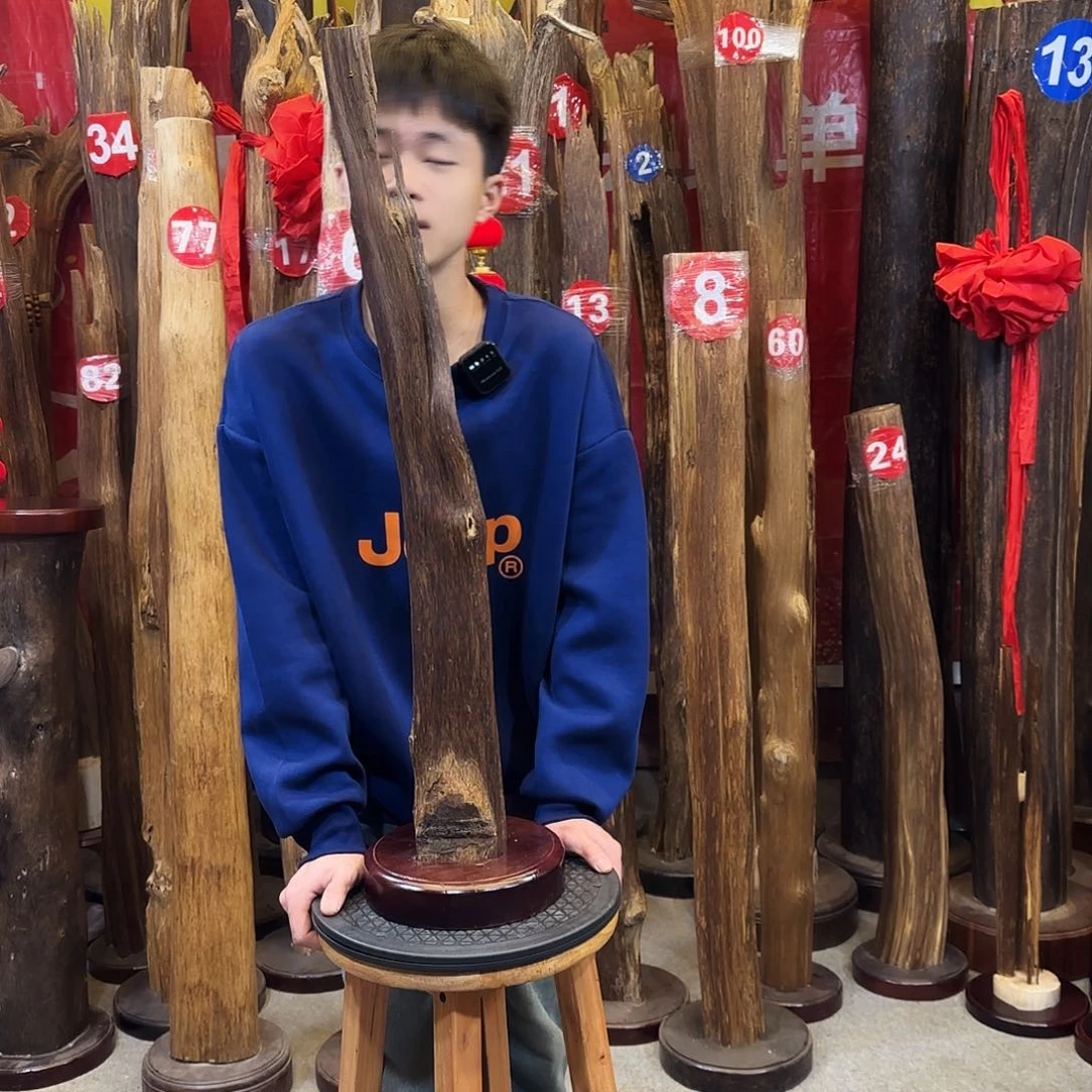 沉香摆件阿****)沉香摆件