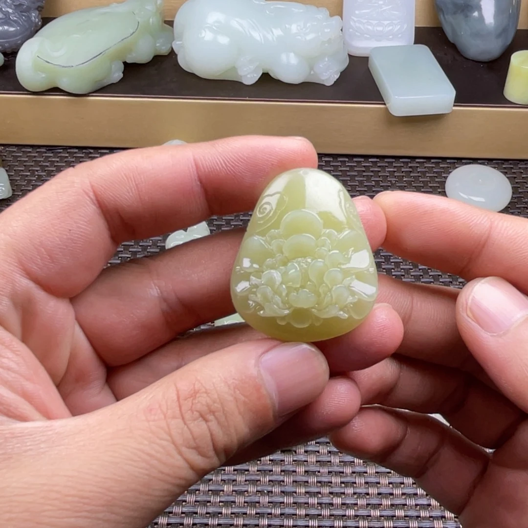 温***玉和田玉未镶嵌颈饰