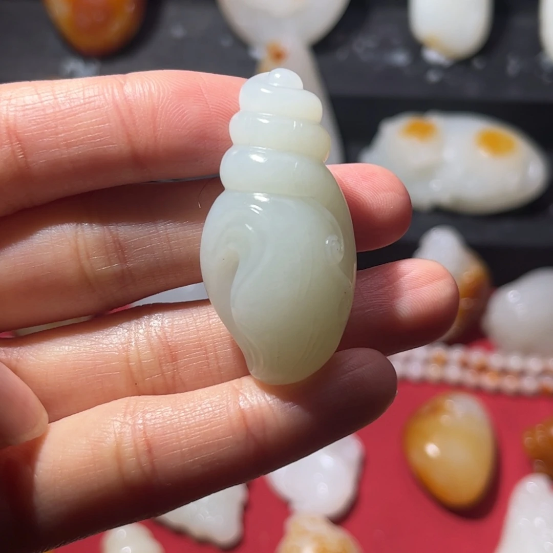 苹***果和田玉未镶嵌颈饰