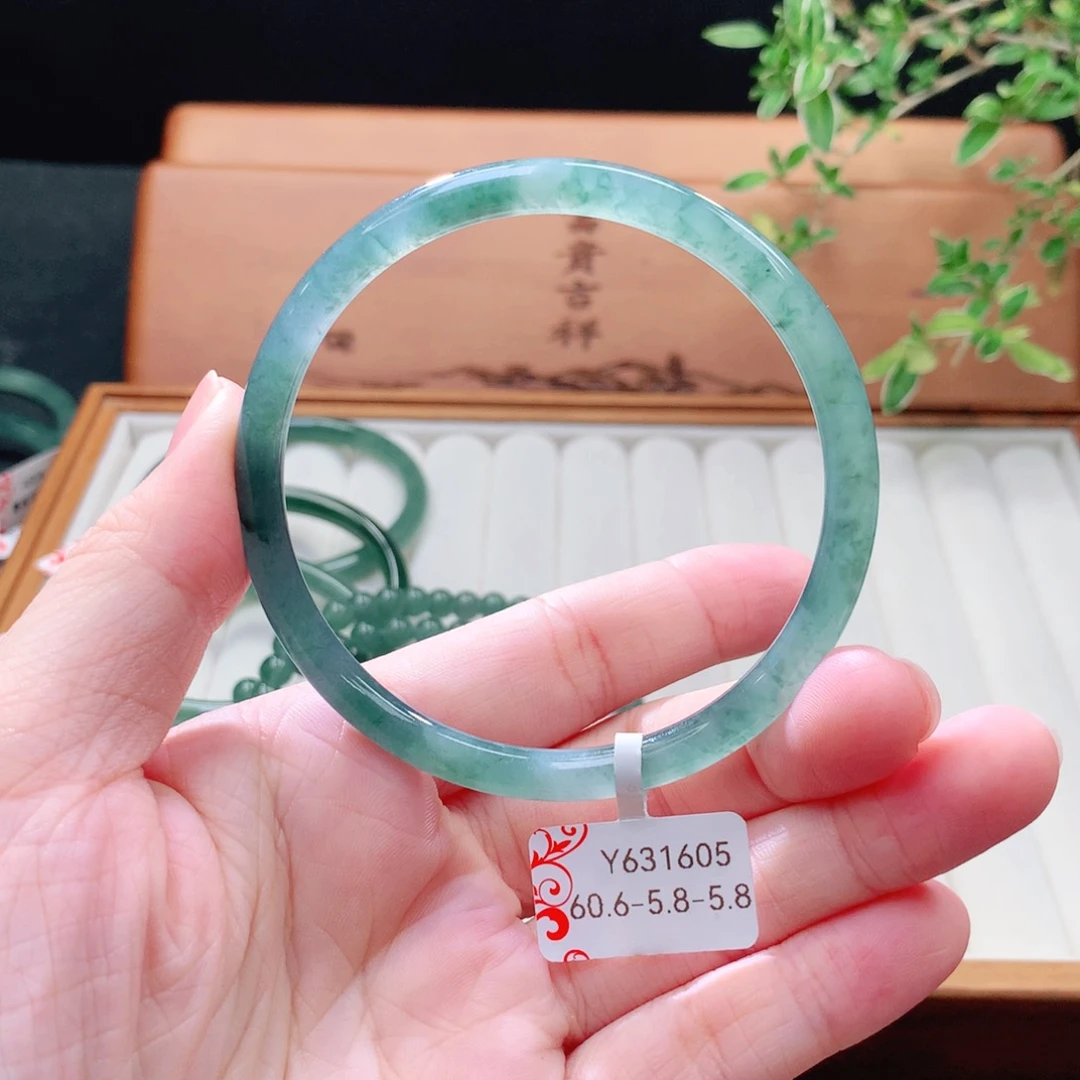 未镶嵌手镯（圆镯）翡翠