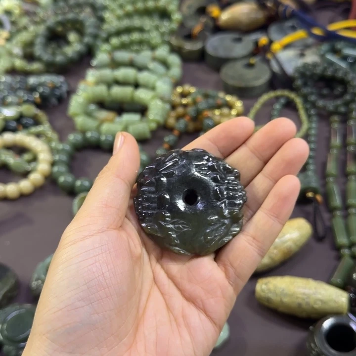 颈饰未镶嵌岫岩河磨玉（透闪石质玉）