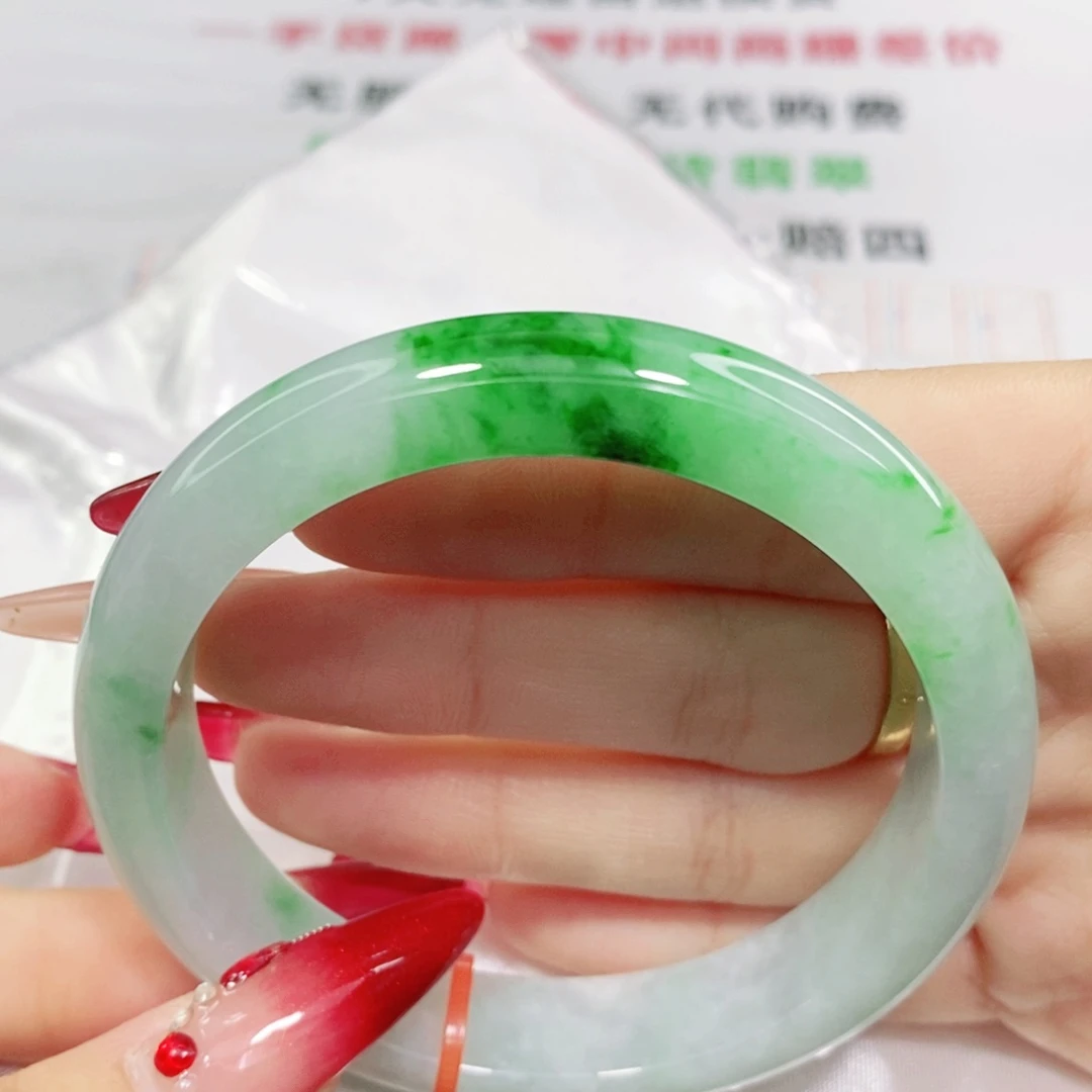 翡翠手镯未镶嵌57.7圈。