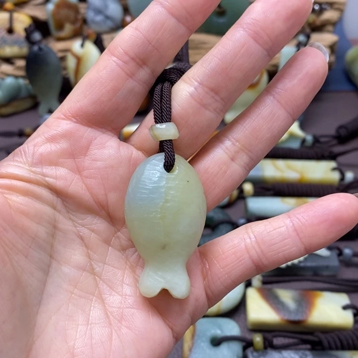 蛇纹石玉未镶嵌颈饰