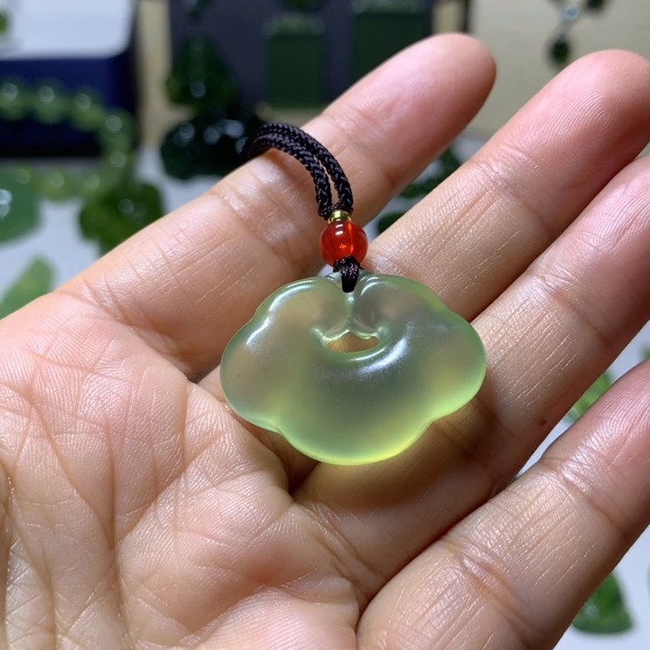 岫玉未镶嵌颈饰吊坠