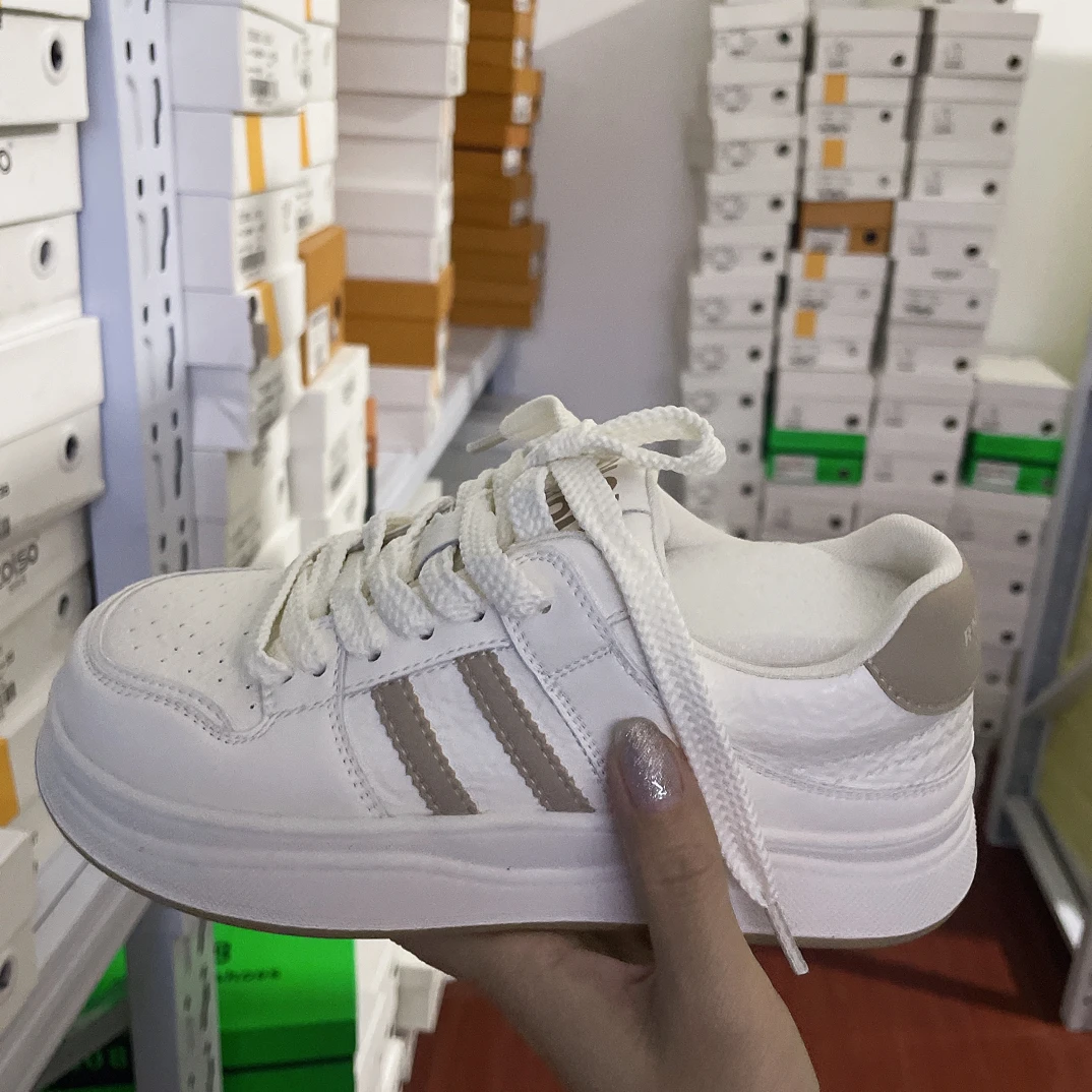 复古米棕. 白色小白鞋