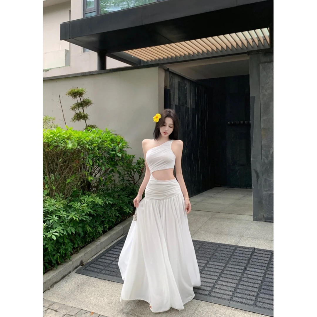 法式白色无袖斜肩连衣裙女夏季设计感修身长裙度假风收腰a字裙子