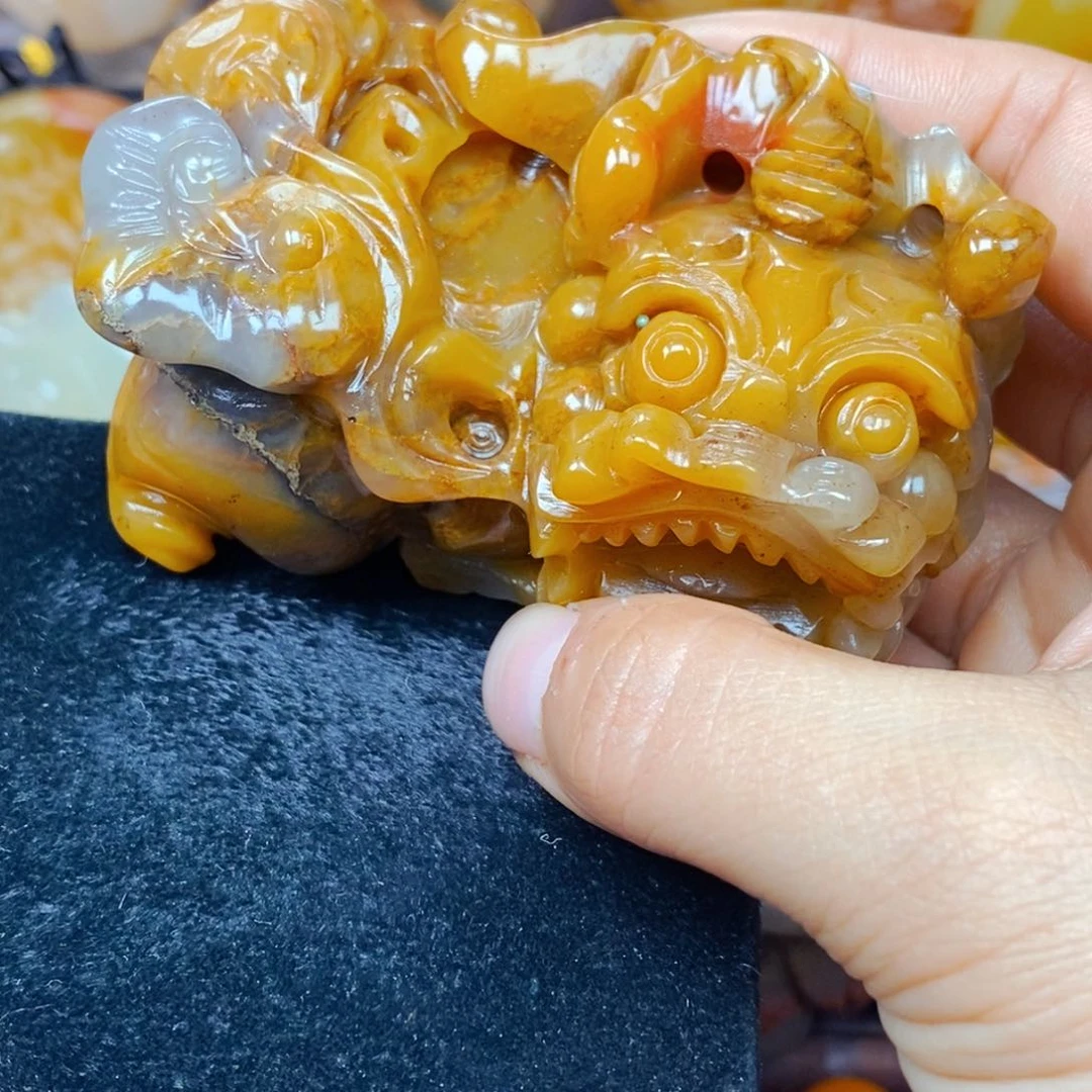石英质玉（黄龙玉）未镶嵌颈饰