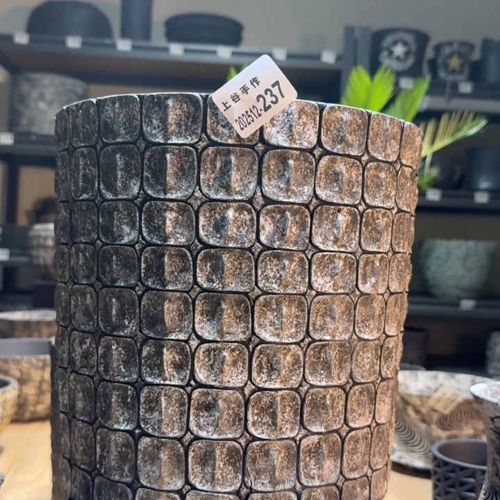 微瑕内口24高24.5黑陶瑕疵