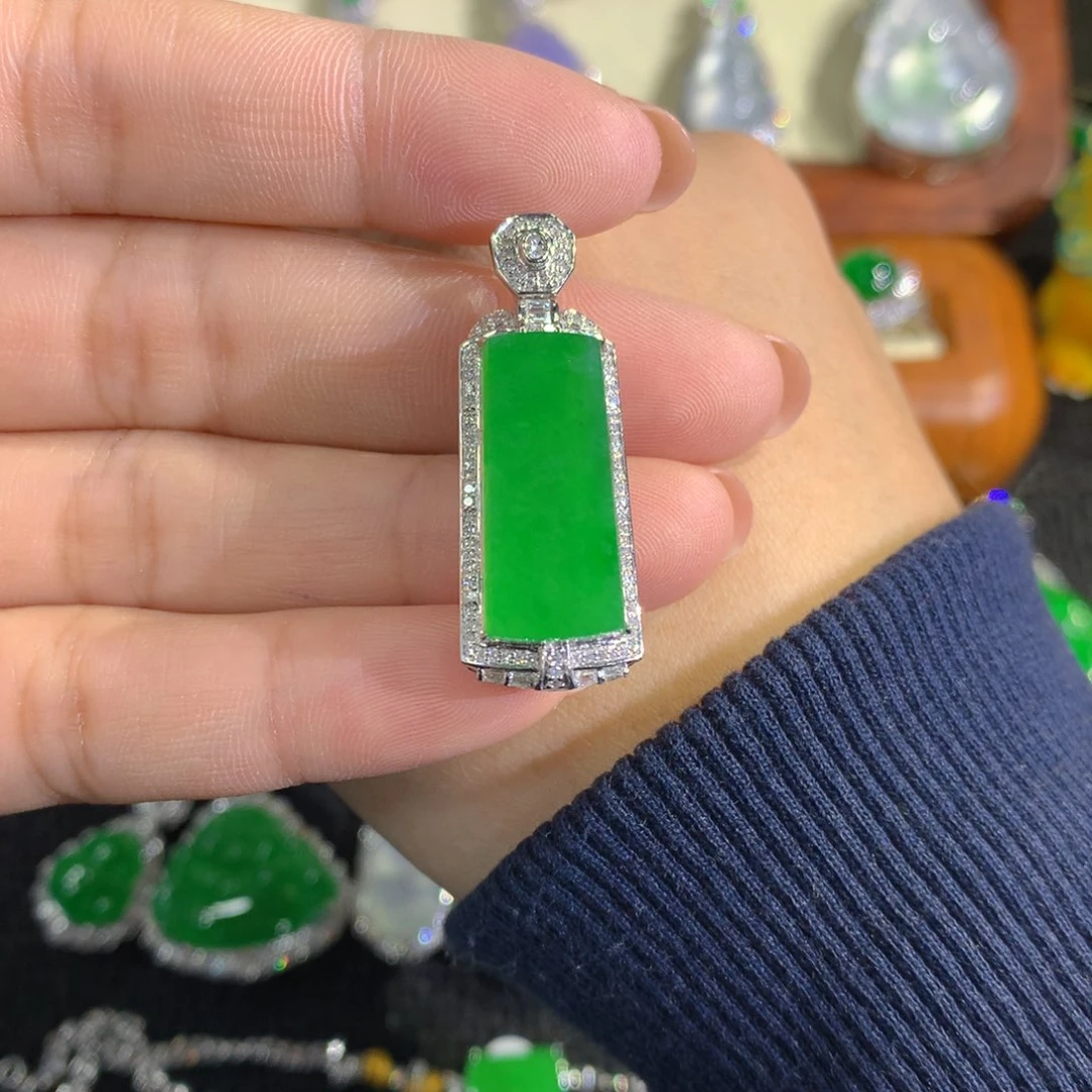 翡翠18K金镶嵌颈饰