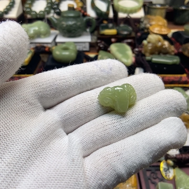 颈饰未镶嵌岫岩老玉（透闪石质玉）青*