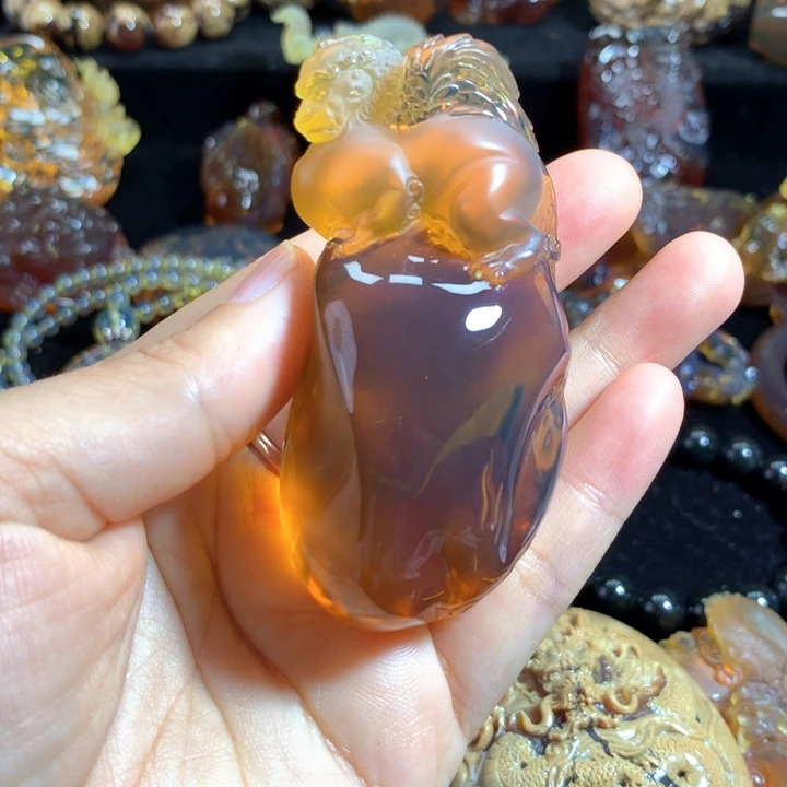 琥珀颈饰未镶嵌大师工雕刻件飞天貔貅