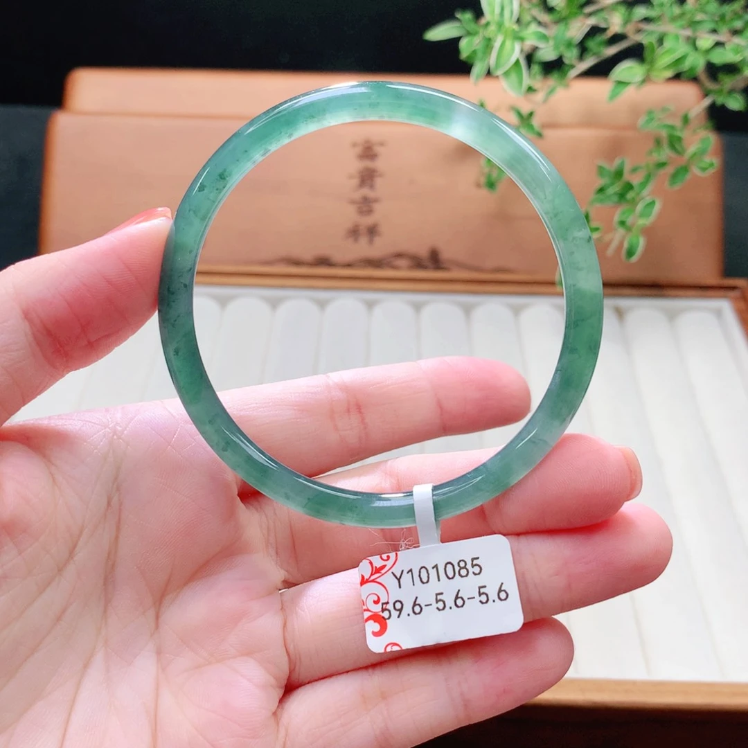 未镶嵌手镯（圆镯）翡翠