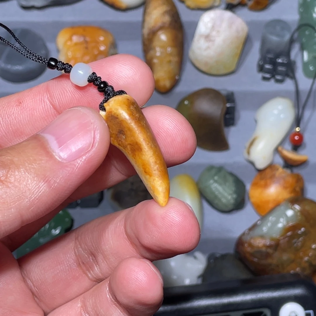 进***民和田玉未镶嵌颈饰