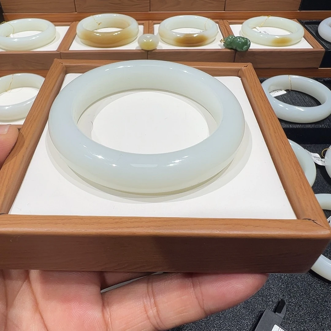 鱼***鱼和田玉未镶嵌手镯