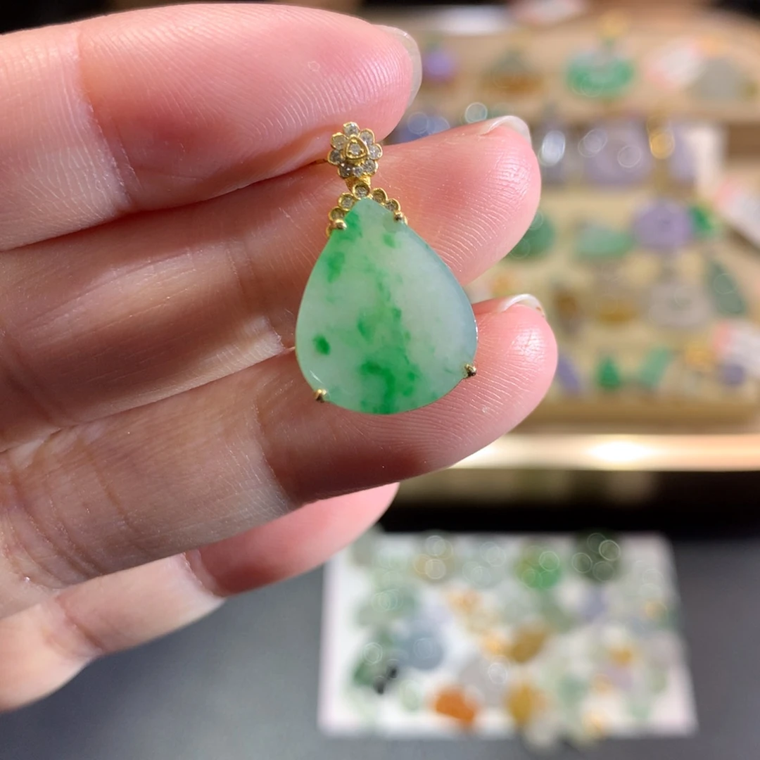 翡翠18K金镶嵌颈饰