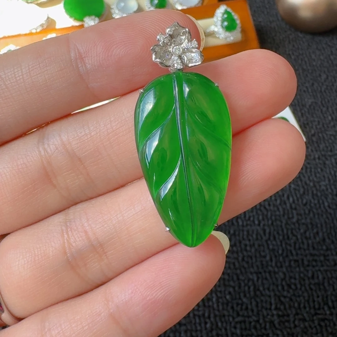 翡翠18K金镶嵌颈饰吊坠