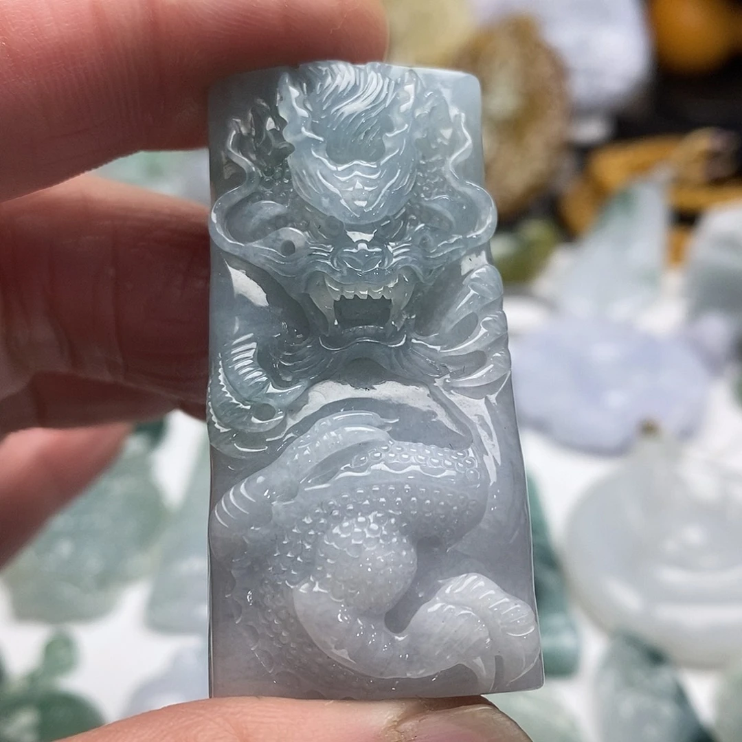 翡翠未镶嵌颈饰龙牌