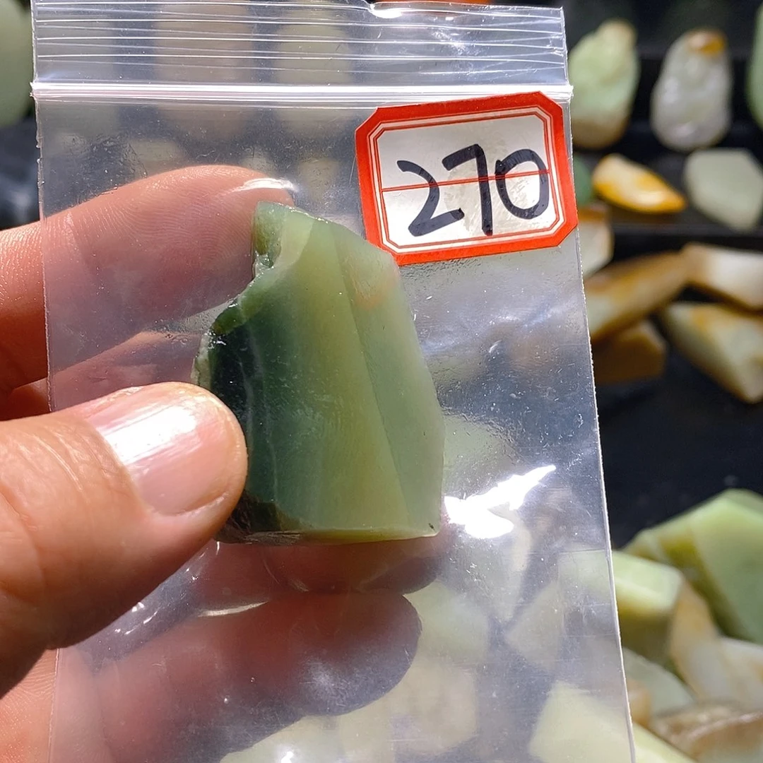 羽***尘和田玉（糖玉）未镶嵌珠宝半成品