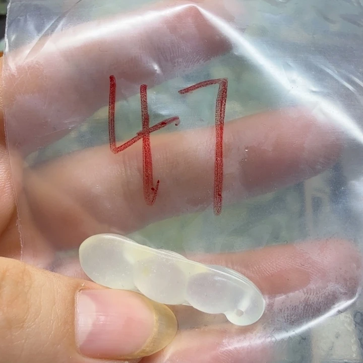 透闪石-蛇纹石玉吊坠未镶嵌