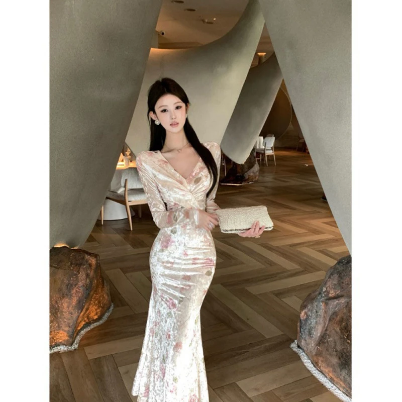 新款时尚洋气百搭女装法式气质秋冬新款领印花丝绒交叉修身收腰显