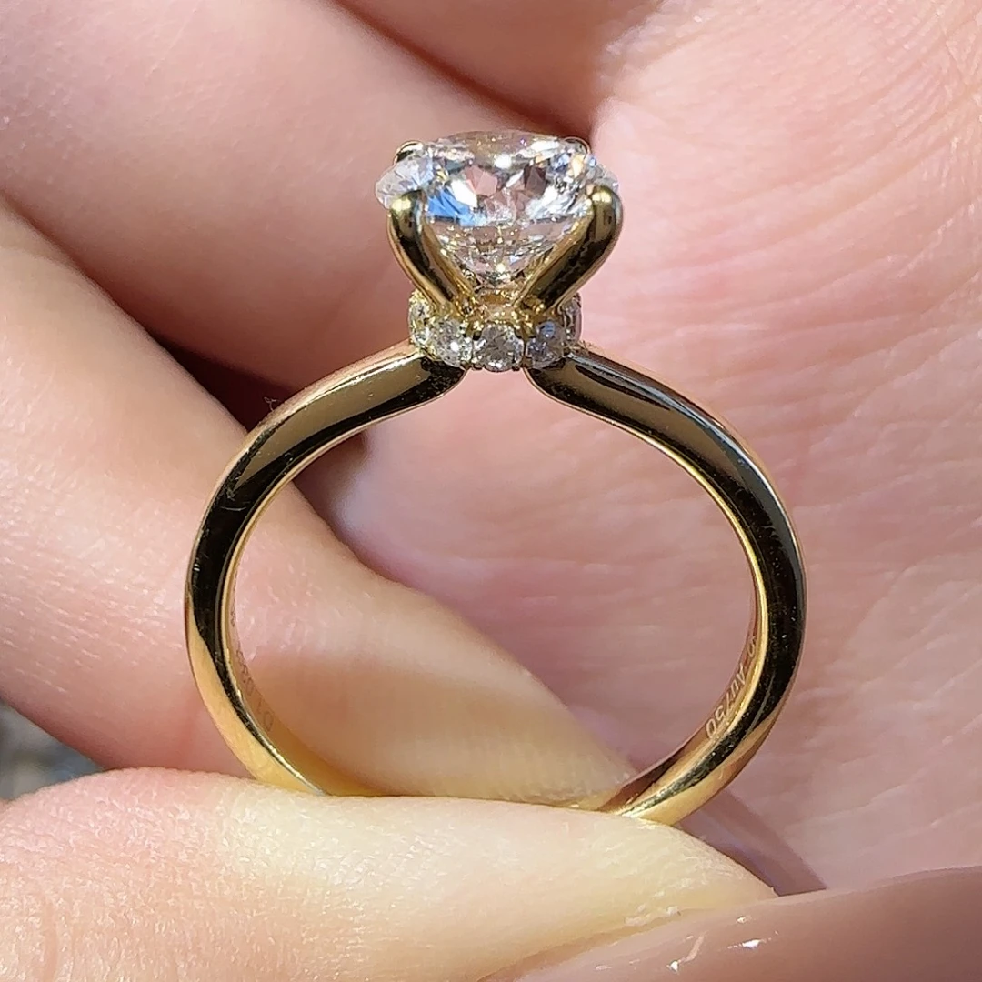 实验室培育钻石18K金镶嵌皇冠四爪1卡