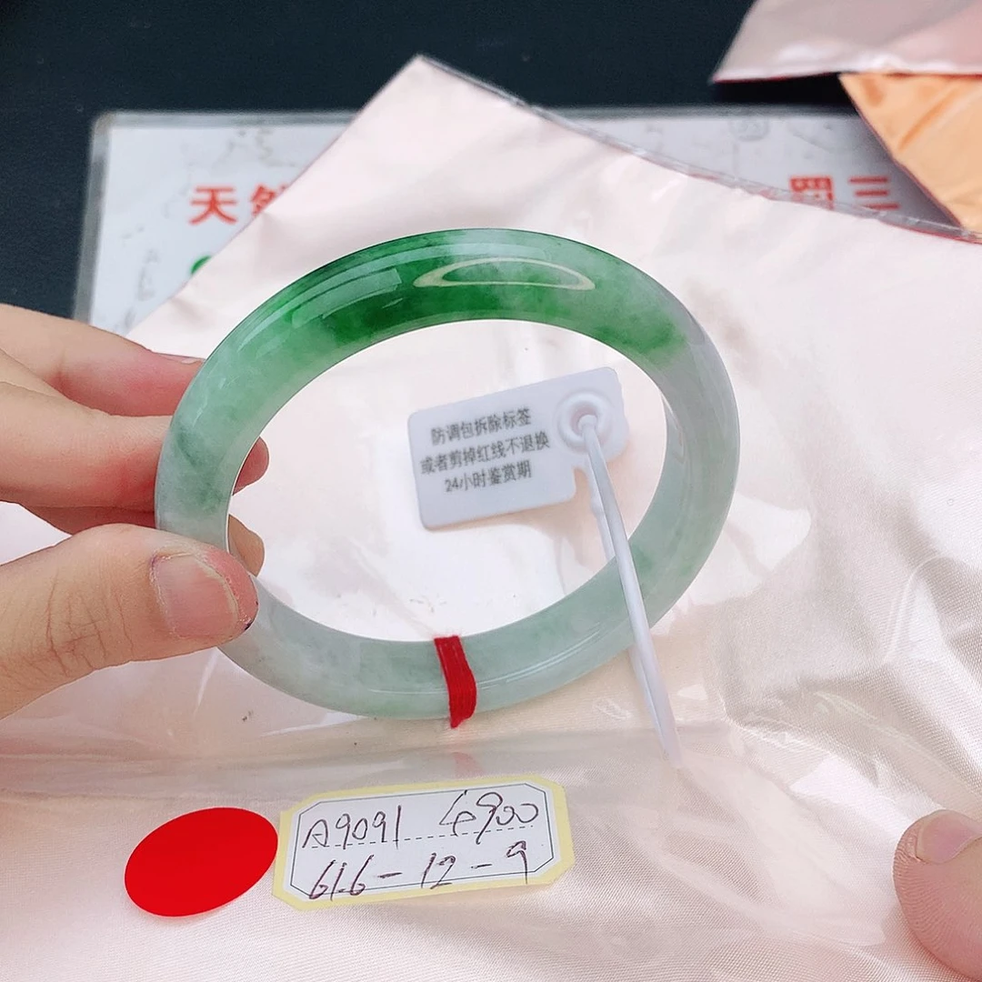 翡翠手镯未镶嵌翡翠