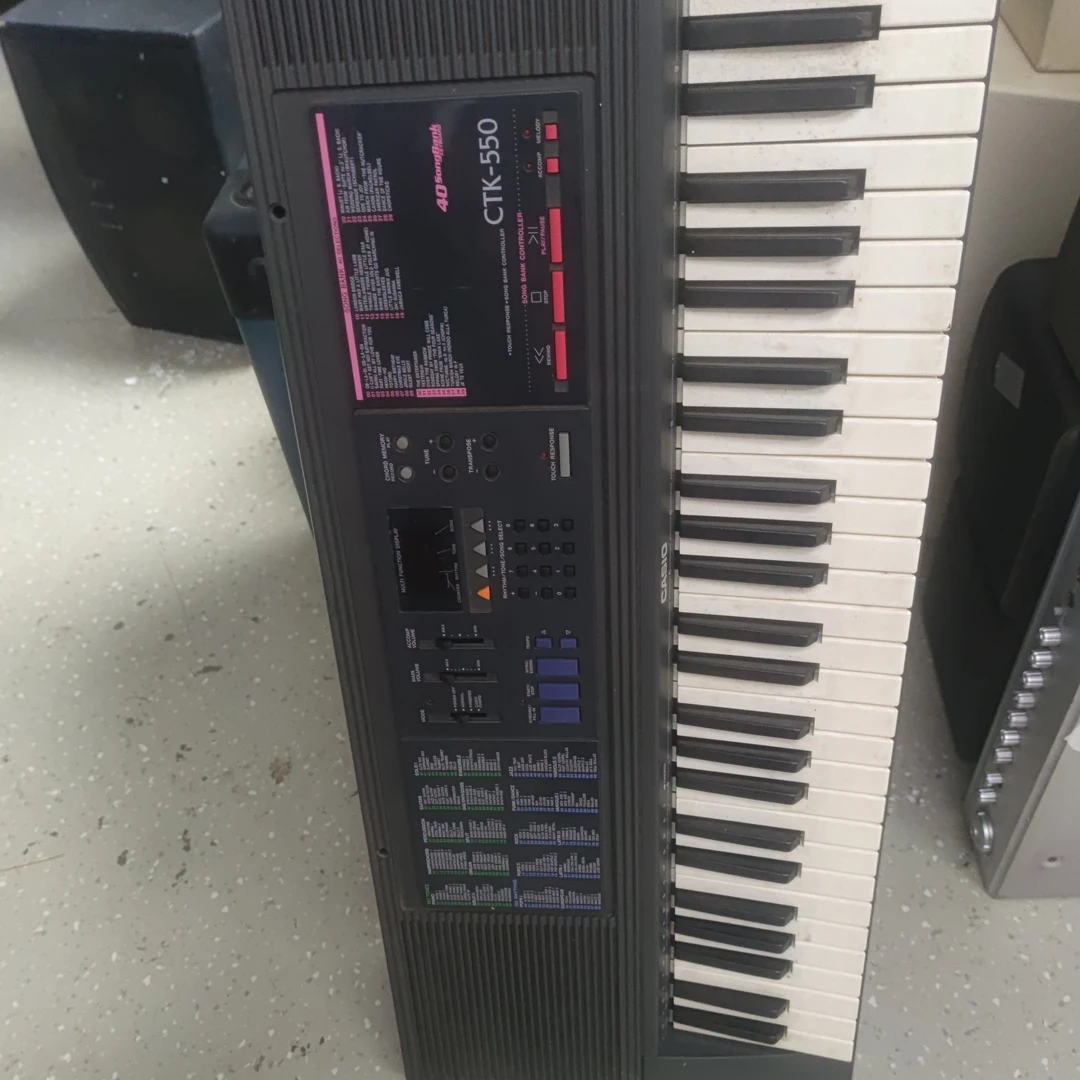 8新  二手电子琴一台，不包邮费。