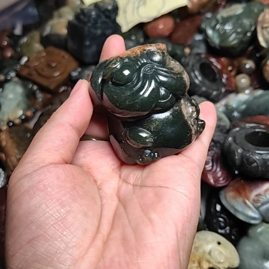 未镶嵌岫岩河磨玉（透闪石质玉）挂件