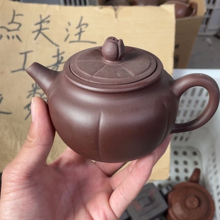 老厂紫砂壶一件。