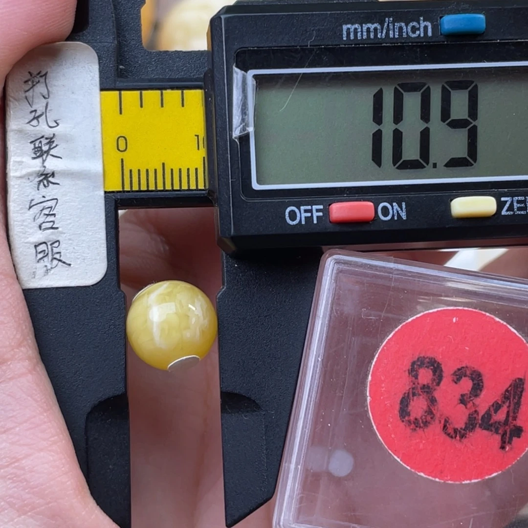 惢***痕蜜蜡未镶嵌珠宝奇石微瑕