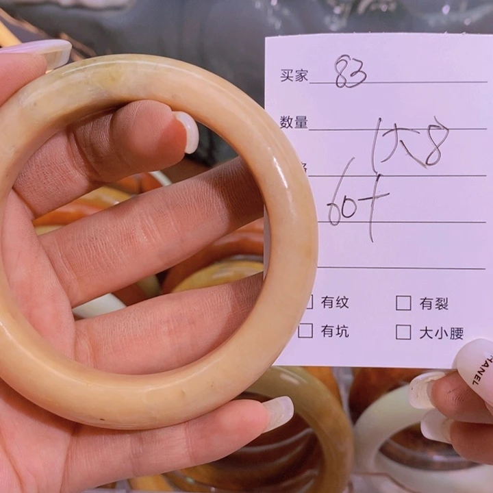 蛇纹石玉手镯未镶嵌，****。