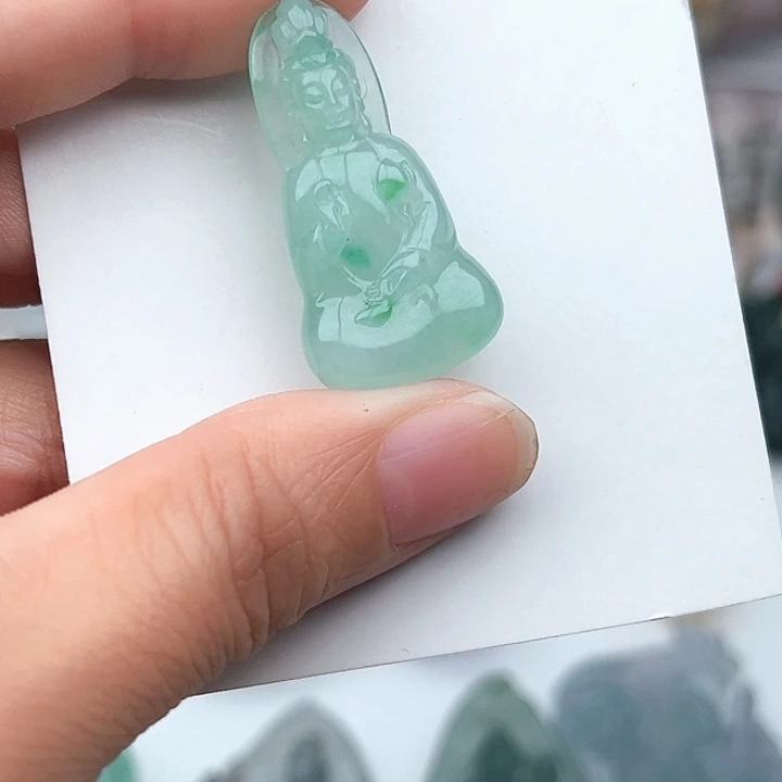 翡翠未镶嵌颈饰自在观音