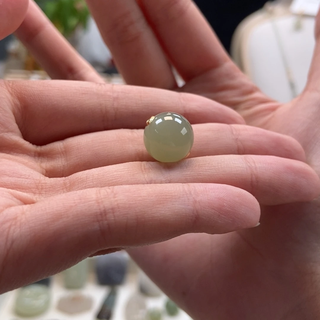 小***腻和田玉18K金镶嵌颈饰卡十二