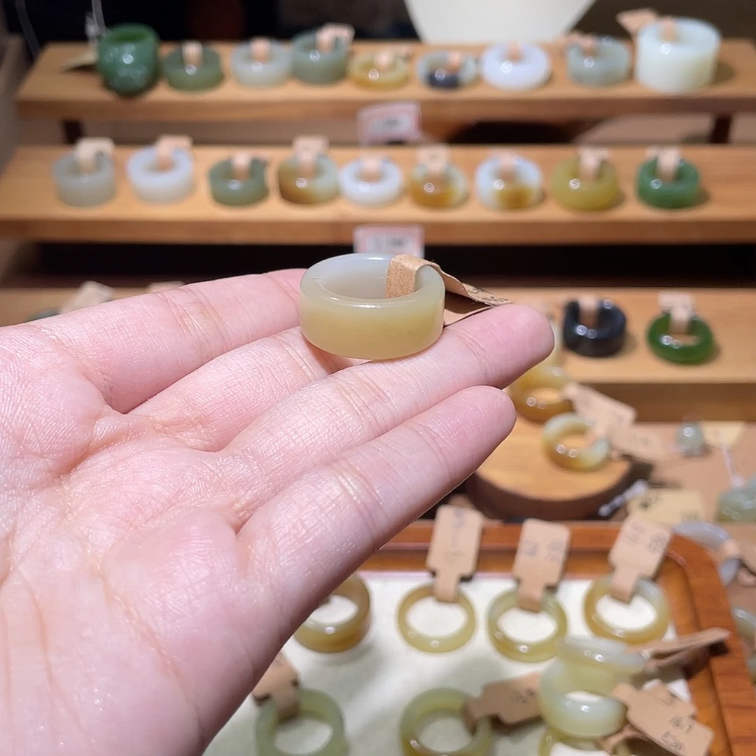 …***…和田玉未镶嵌戒指16.7