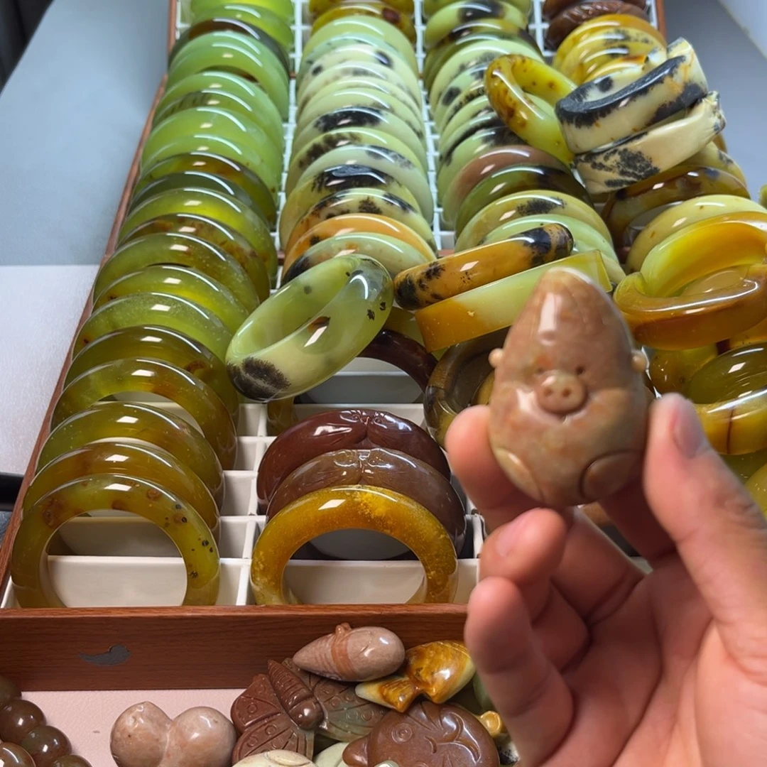 蛇纹石玉未镶嵌颈饰
