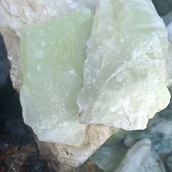 蛇纹石玉未镶嵌珠宝奇石