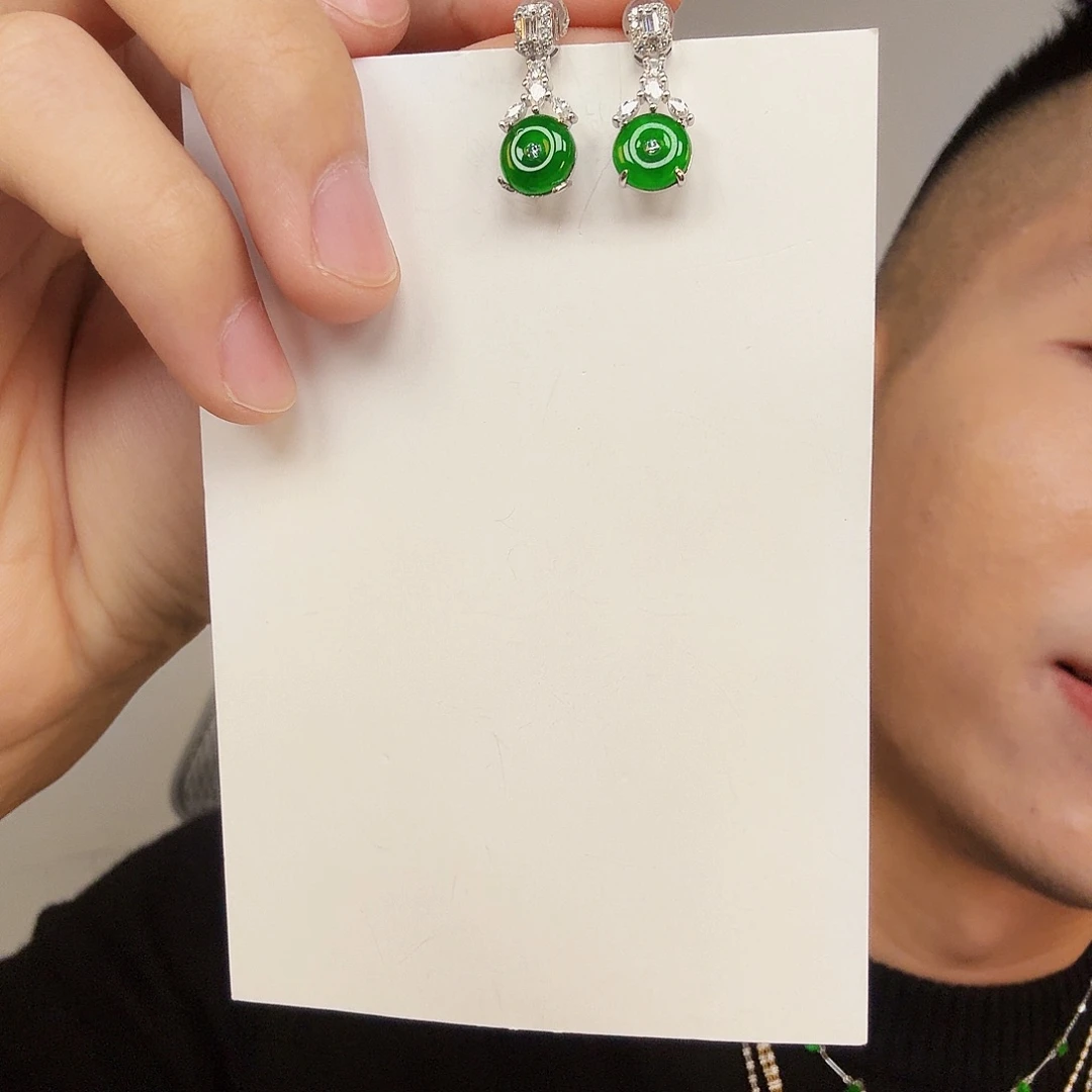 翡翠未镶嵌颈饰一对