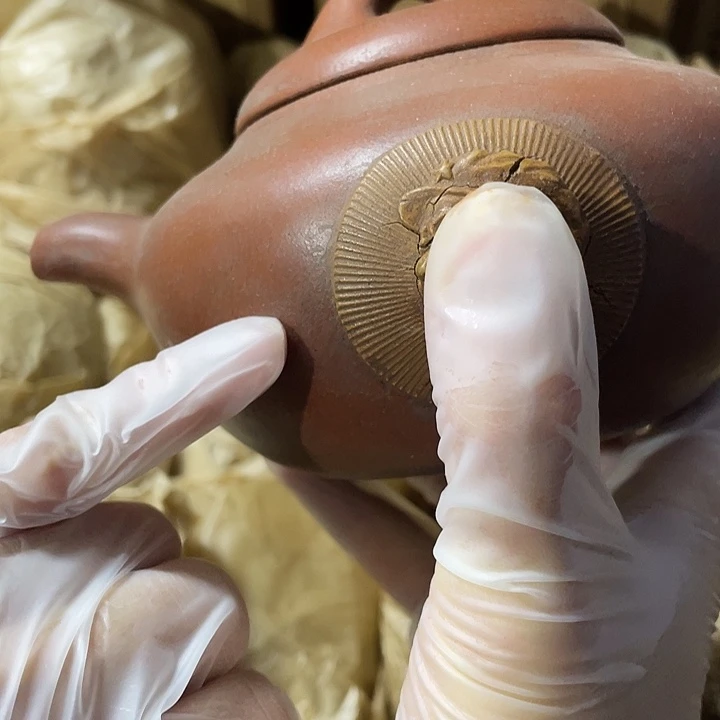 紫砂茶壶原矿泥料，手工制作的一把紫砂壶。