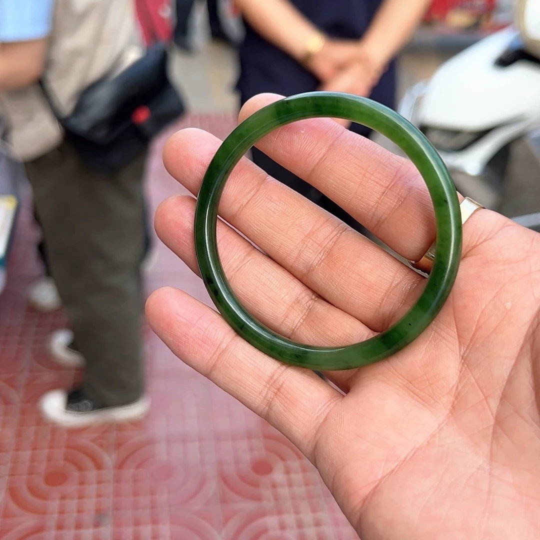 和田玉手镯未镶嵌天****。老坑种乌兰海