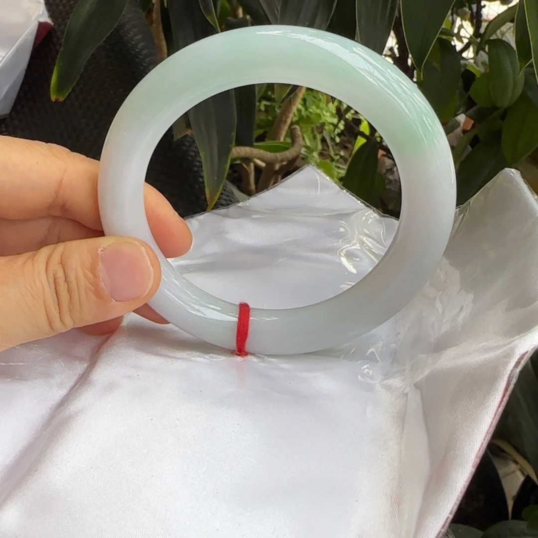 翡翠未镶嵌手镯62.5浅绿圆条手镯