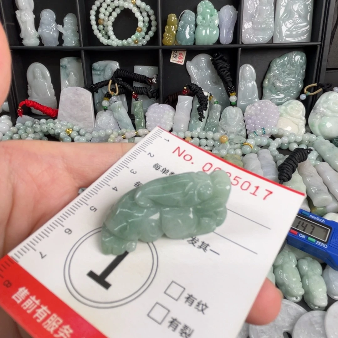 翡翠未镶嵌吊坠(不含链)微瑕