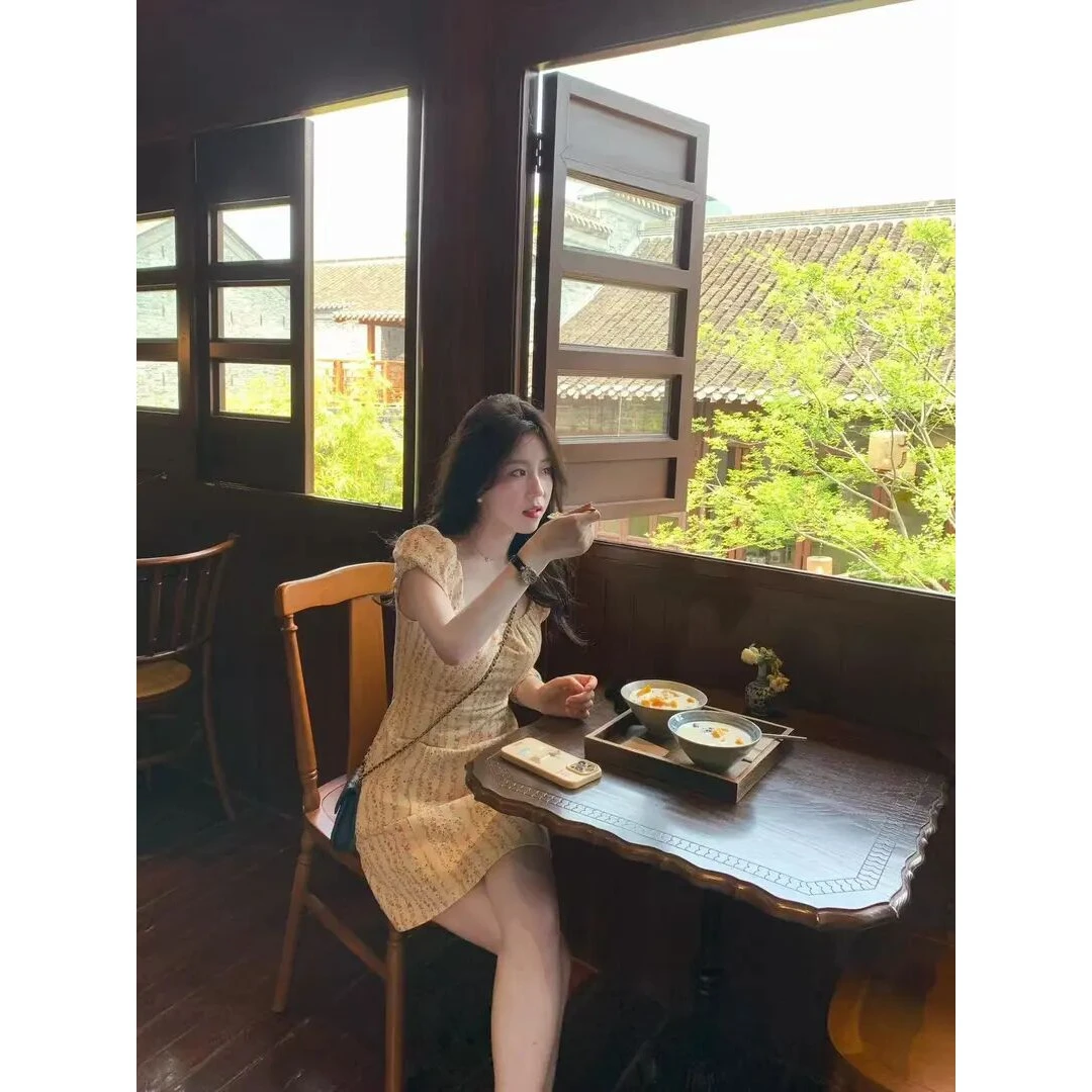 连衣裙女五一出游穿搭女装碎花收腰显瘦镂空绣花设计泡泡袖a字裙