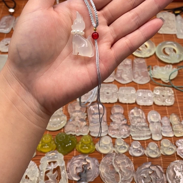 绮***。未镶嵌蛇纹石玉颈饰