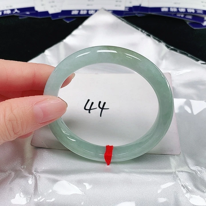 翡翠手镯未镶嵌翡翠手镯未镶嵌