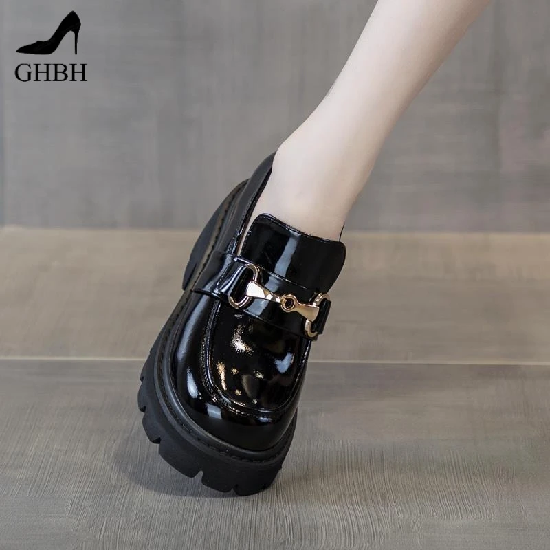 9cm松糕厚底内增高乐福鞋女2025秋季新款单鞋黑色亮面高跟小皮鞋