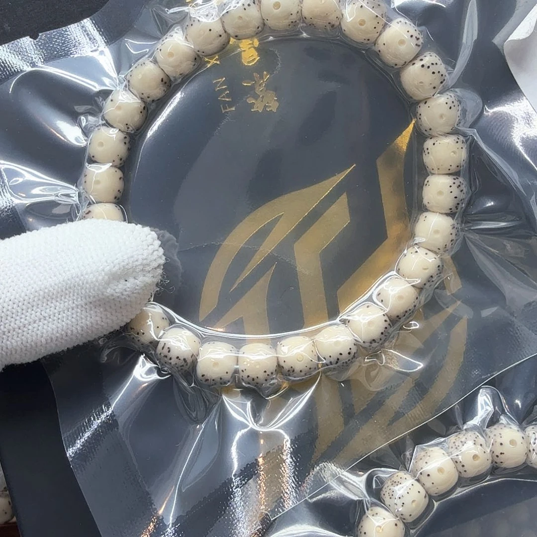 星月菩提吊坠18冰白大眼睛通体8左右